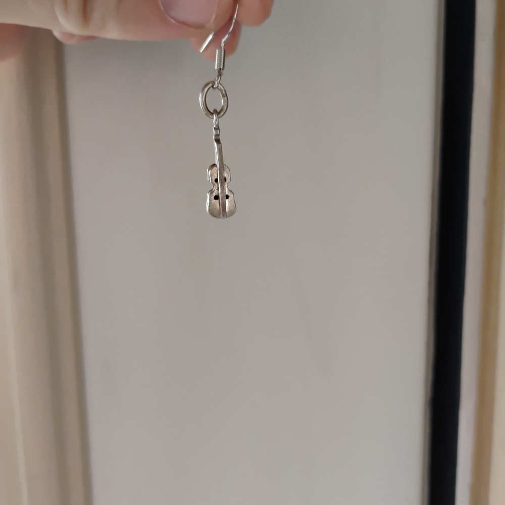 violin charm earring. 🎻